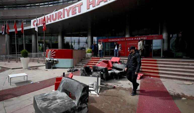 AA-20260524-41485626-41485621-EMNIYET_EKIPLERI_CHP_GENEL_MERKEZINE_GIRDIcopy-657363.jpg