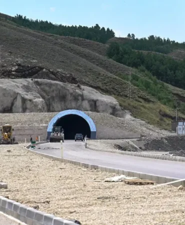 AA-20260811-42189866-42189865-ERZURUMRIZE_ARASINDAKI_YOLCULUK_SURESINI_KISALTACAK_TUNELLERIN_YAPIMI.webp