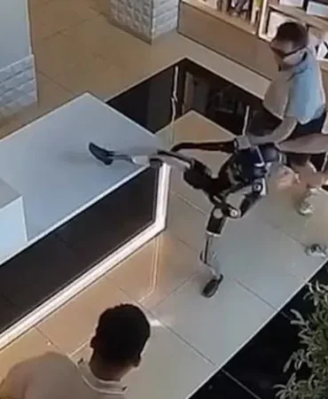 Müşteri robotu itti, robot tekme tokat saldırdı
