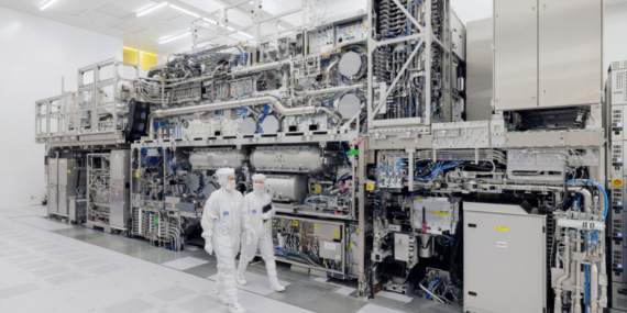 Top chipmakers embrace ASML’s $400M machines, agree to crucial chipmaking change