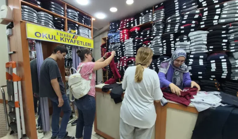 Okul kıyafetlerinde yeni dönem. Zorunluluk geri getirildi, veliler dikkat