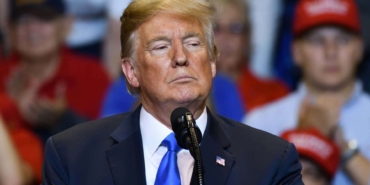 Donald-Trump-secim-vaadi-olarak-her-yetiskine-5-bin-dolar-vaat-etti-featured