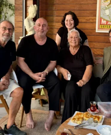 Annesi Cem Yılmaz'ı su böreğiyle karşıladı